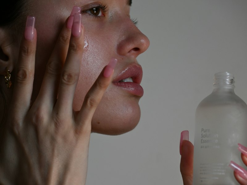 Thoa serum phục hồi cho da nhạy cảm
